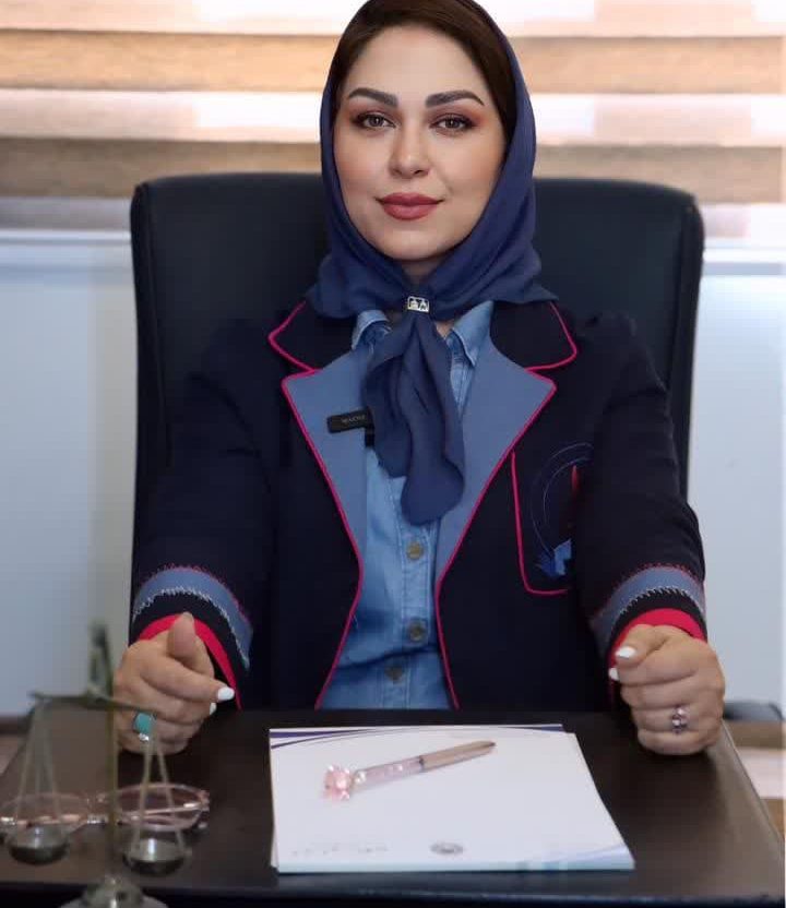 خانم فرناز فریدزادگان وکیل پایه یک دادگستری